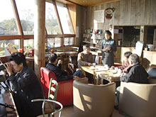 ���J�t�F�ɂ�