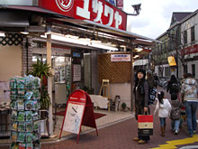 ���U����