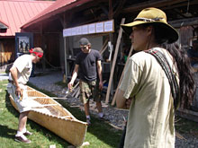 異文化同士で写真を撮りたいと言われて・・・・、バーチバークカヌー最後の仕上げ