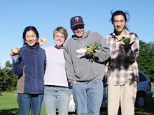 ガソリンスタンドはどこもセルフ、左から佳子・ジェーン・ブレディー・匠