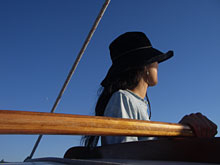 セイリング、舵を取る佳子