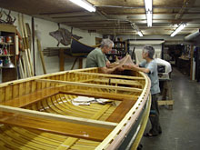 120年前のカヌーのフォーム、ムースヘッドレイカーという大きなカヌーを製作中