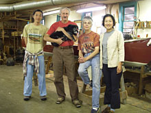 ジェリーの家はカヌーだらけ、左から匠、ジェリー(インディア)、アンドレア、佳子