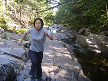 朝コーヒーを入れる匠、沢を走る佳子