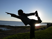 ケベックの街、朝日とともにヨガをする佳子