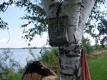 朝日とともにパンを食べる匠、白樺シャワー