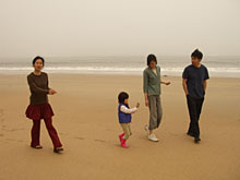 �_�˃t�@�~���[�ƈꏏ�ɁA�r�[�`�ŏE�����B