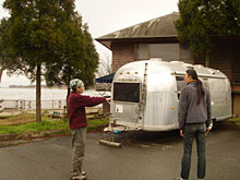 ���ؓ��j�s�A�G�A�X�g���[���̑O�őł����킹