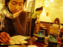 �A�X�t�@���g��˂��j���ďt�A�J�t�F�n�C�`