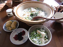 ���W�I�̑O�ŁA������