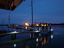 �D�̏ォ�瓔�U�𗬂��A���͖����Ɋ���