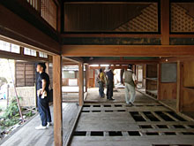 �匴�̏o�X���n�����w