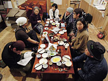 �H���̏��������Ă���Ă���l�q�A�Z���Z�����b������