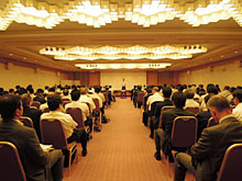 �吨�̑O�Řb�����鏕����