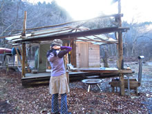 �͂���߃����h�A�e���g�̑O�ŁB