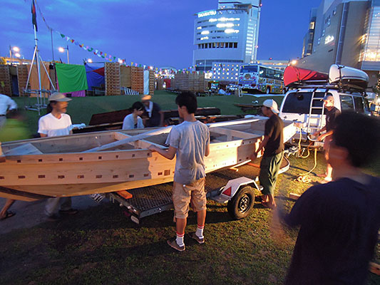 トレーラーに和船