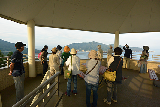 ��ԏ������W�]������؎R�𒭂߂�