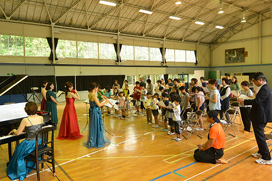 �匴���w�Z�ɂăN���V�b�N�R���T�[�g