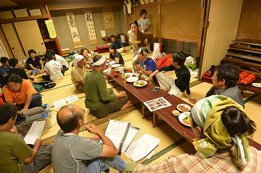 �������P�Z���^�[�ɏW�܂������Ԃ���