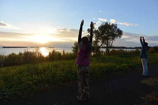 ���i�΂̂قƂ�Ń��W�I�̑�