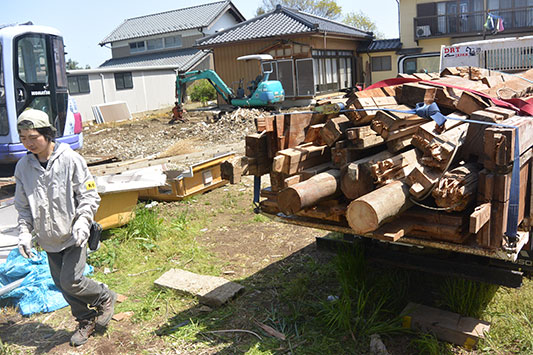 ダンプで古材を頂きに