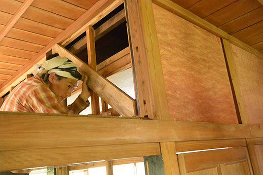 ���h�̂���ō�ƁA�،����͕K�{