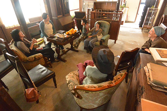 �U���ɃI�[�v���\��̃u�b�N�J�t�F�uQuilp�v