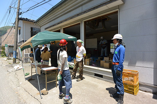 ����n��̗l�q�A�T�e���C�g�ƂȂ��Ă�������فB