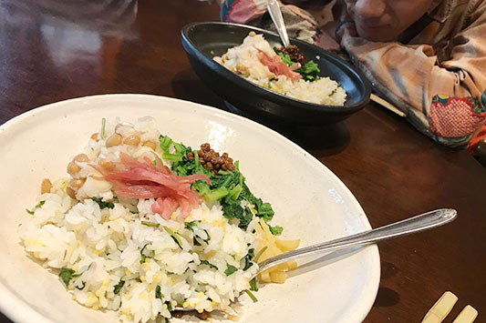 �����i����