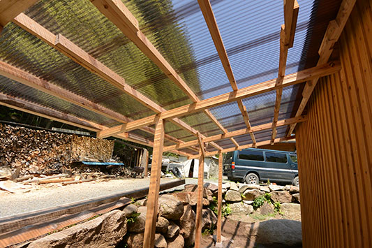 ����I����