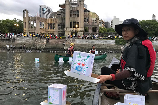 ���U����