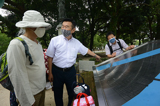 �����̘b��`���Ă���鉺�䂳��