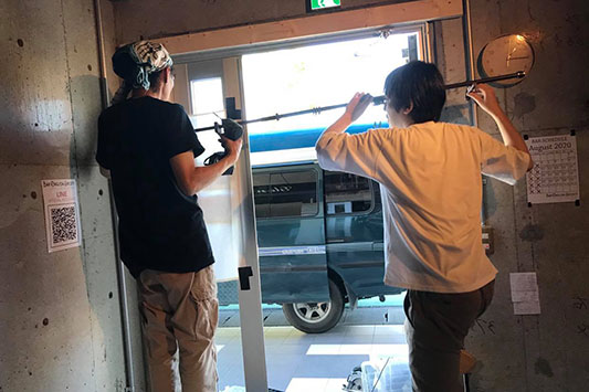 �Ռ��J�[�e��������B