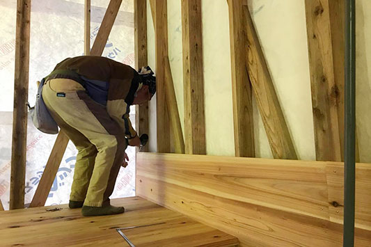 �����C��A�E�ߏ��̕ǂ𒣂�B