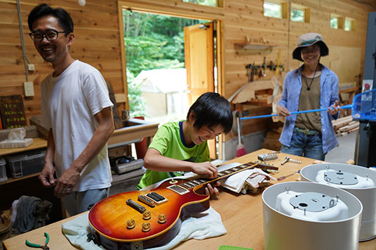 �M�^�[�̃����e