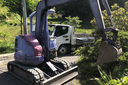 ������~��