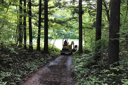 ������~��