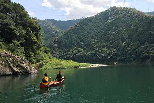 �C���f�B�ƂQ�l