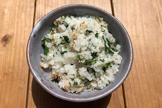 �����i����