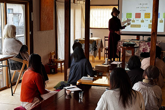 ��ƕ�炷����݂̃N���X������ݐH��