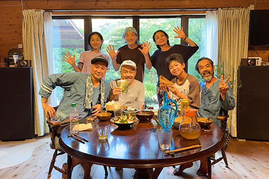 �������