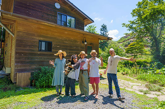 �������