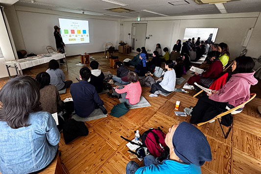 ��ƕ�炷����݂̃N���X���I�t�B�X��̗�