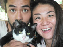 ひで(左)とあすか(右)とにゃんこ