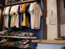 店内には古着や雑貨が